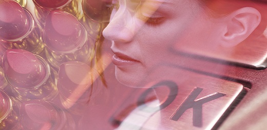 Varios pintalabios junto a una mujer en su higiene diaria