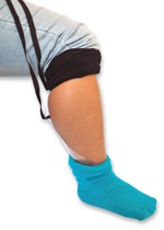 Ayudas caseras para la vida diaria: Correa que en un estremo tiene un plastico transparemnte y duro, donde se coloca el calcetín.