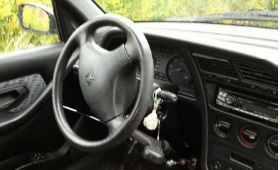 Volante de un coche adaptado de las Autoescuelas con vehículos adaptados