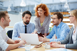 Grupo de personas trabajando en una oficina