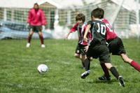 Niños jugando al fútbol