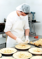 La Fundación ONCE y el empleo, un joven haciendo tartas de manzana en un CEE