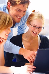 Orientación Laboral con personas en una oficina