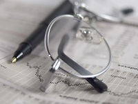 Accesibilidad de comunicación. Prensa, gafas y bolígrafo