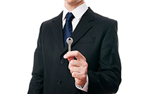 Joven con una llave en su mano izquierda como autónomo