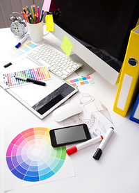 Trabajo autónomo, u ensilios de una oficina (archivo, teclado, bolígrafos, pinturas, etc.)