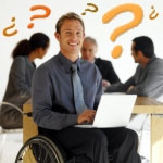 Joven en silla de ruedas con portatil y simbolos de interrogación de preguntas y respuestas