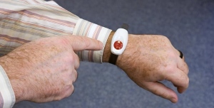 pulsera ofrecida por Teleasistencia ILUNION