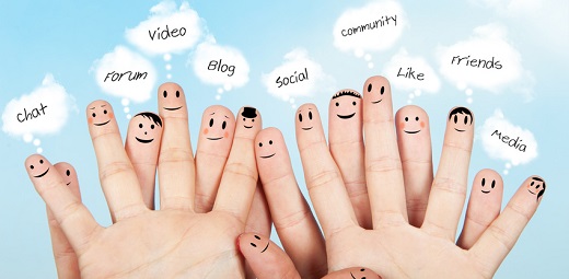 Dedos pintados con caras y palabras como chat, vídeo, social, blog, usadas en redes sociales