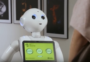 Paca, referente de robótica asistencia, interactuando en una muestra de arte 