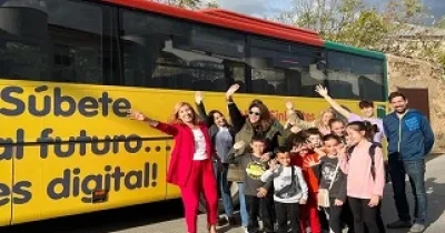 foto de mujeres y niños en el autobús de Inspiring Girls