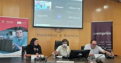 Mesa redodan de los premios Arte sana