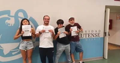 jóvenes con discapacidad intelectual  sujetando un título