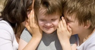 niños contándose un secreto