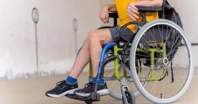 chico con discapacidad sentado en silla de ruedas 
