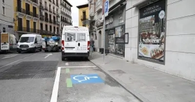 Imagen de una plaza de aparcamiento de movilidad reducida 