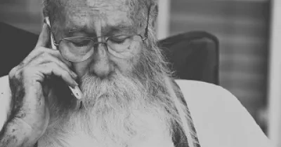 Persona mayor con unsmartphone para mayores