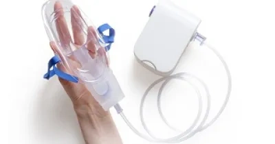 Mano de persona con Fibrosis Quística sujetando un respirador de oxigeno