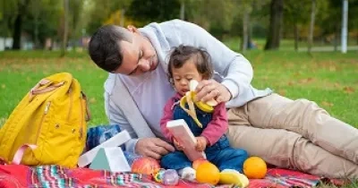 padre haciendo un picnic  con su hija con síndrome de Down