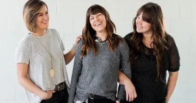 Tres mujeres riéndose 