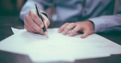 persona con discapacidad firmando un contrato