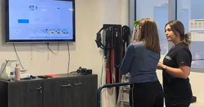 Laura utilizando el programa MindMotion para su terapia con la Esclerosis Múltiple