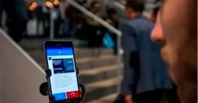 Persona delante de dispositivo móvil para acceder a las opciones del voto accesible