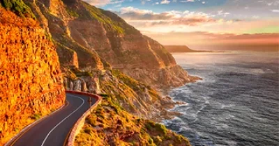 Carretera que circula a la orilla del mar por un desfiladero rocoso