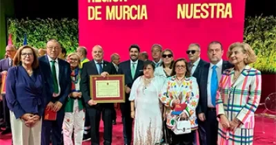 Integrantes del CERMI Región de Murcia posan con el diploma