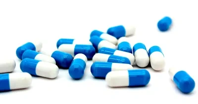 Cápsulas de medicamentos de color azul y blancas