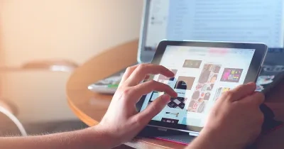 Persona interactuando sobre la pantalla de una Tablet