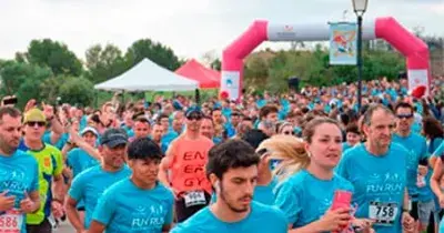 Grupo multitudinario de personas participando en una carrera