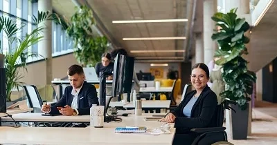 trabajadora con discapacidad física en silla de ruedas, durante su jornada laboral