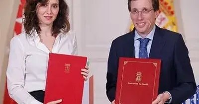 Momento de la firma del convenio entre el Ayuntamiento y la Comunidad de Madrid, con Isabel Díaz Ayuso y José Luis Martínez-Almeida (Fuente: Comunidad de Madrid)