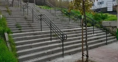 Barandillas en unas escaleras en la vía pública (Fuente: Ayuntamiento de Madrid)