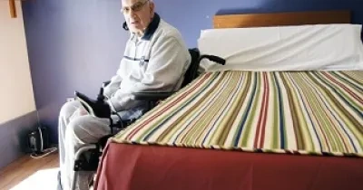 Una persona mayor en silla de ruedas, alojado en una residencia (Fuente: Servimedia)