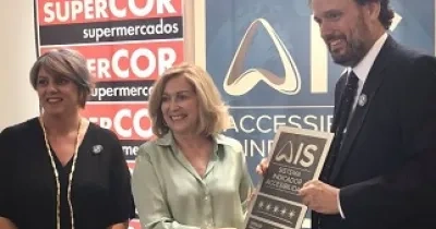 Dancausa, en la entrega a Supercor de una placa por sus 75 tiendas con certificación AIS de accesibilidad (Fuente: Comunidad de Madrid)