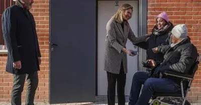 Momento en el que la consejera de Medio Ambiente, Vivienda y Agricultura, Paloma Martín, entrega las llaves del inmueble adaptado a la familia (Fuente: Comunidad de Madrid)