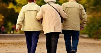 Tres personas mayores caminando por un parque (Fuente: Comunidad de Madrid)