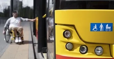 Una persona en silla de ruedas sube a un autobús (Fuente: Servimedia)