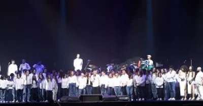 Pitingo con el resto de participantes en el escenario por el concierto de la Fundación Prodis