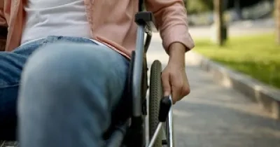 Una persona desplazándose en silla de ruedas (Fuente: Servimedia)