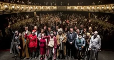 Representantes de una compañía teatral junto a dirigentes de la ONCE, entre ellos su presidente, Miguel Carballeda, sacándose la foto obligada con el público (Fuente: ONCE)