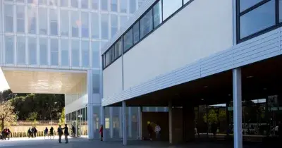 fachada del edificio de la Universidad de Barcelona (UB)