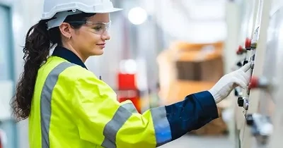 Una mujer en un puesto tradicionalmente masculinizado dentro de una fábrica (Fuente: ILUNION)
