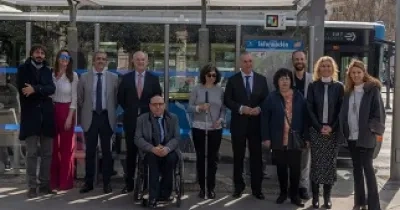 Foto de familia con todos los asistentes a la inauguración de una de las paradas con el sistema de códigos NaviLens (Fuente: Ayuntamiento de Madrid)