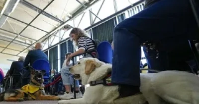 Momento del homenaje a las familias educadoras junto a sus perros (Fuente: Fundación ONCE del Perro Guía)