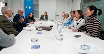 foto de la reunión por las personas mayores