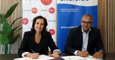 El CEO y fundador de Enerside, Joatham Grange, y la directora general de Fundación Integra, Ana Muñoz de Dios, firmando el convenio de colaboración (Fuente: Fundación Integra)