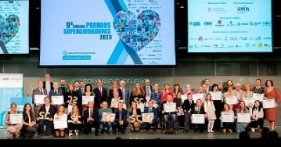 Foto de familia con todos los ganadores de los Premios Supercuidadores 2023